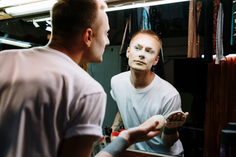 Under the Afternoon Sun: How Matinee Lighting Is Rewriting the Rules of Stage Makeup